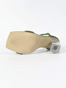 时尚高跟凉鞋，采用绿色闪亮丝绸面料，绑带和金色方形扣设计，金属绿色压花面料，方头，透明水晶鞋跟和方形鞋跟，清新简约风格女鞋 - 綠色 - 查看 3