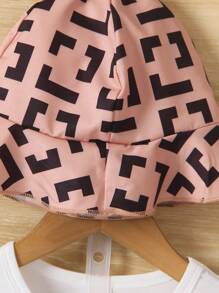 SHEIN 3入組幾何圖案拼接圓領短袖T恤和短褲配桶帽套裝，適用於年輕男孩，夏季