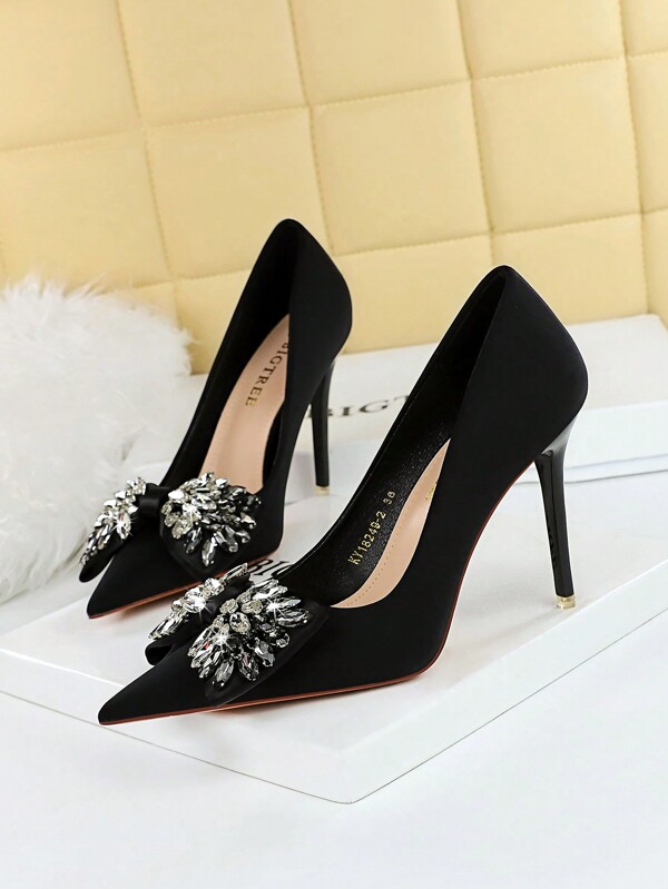 Talons hauts de style européen et américain pour femmes pour les fêtes, avec des talons ultra-fins, un décolleté bas, une pointe fine, en satin de soie, avec des décorations de strass et de nœud papillon, élégants