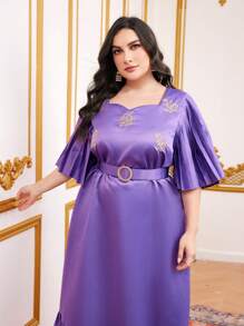 Modelyn 大尺碼花卉刺繡褶襉喇叭袖荷葉邊下擺洋裝