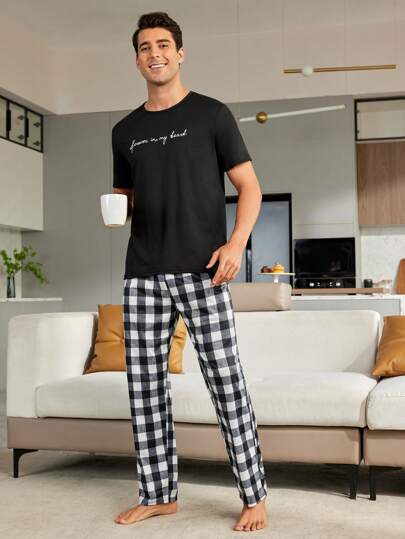 بدلة رجالية مكونة من قميص بأكمام قصيرة مطبوع عليه حرف وشورت نوم مطبوعة بنقشة المربعات