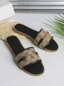 Nuevas sandalias planas para mujer de uso exterior, Sandalias negras de mujer con hebilla metálica, cadena y decoración de flores, Sandalias de mujer con suela gruesa y punta redonda de ocio, Sandalias y pantuflas de mujer de bloques de color para el Día de San Valentín