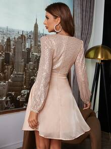 Robe de cocktail élégante avec encolure cache-cœur, manches longues et sequins contrastés. Robe semi-formelle idéale pour les invités aux mariages, les fêtes d'anniversaire, de remise des diplômes, de dîner et de bal des finissants - Champagne - Voir 3