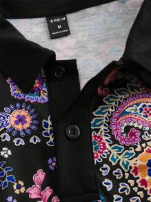 Manfinity VCAY 男款印花短袖翻領衫，扣緊設計，圖形多彩，出門休閒必備 - 黑色 - 查看 3