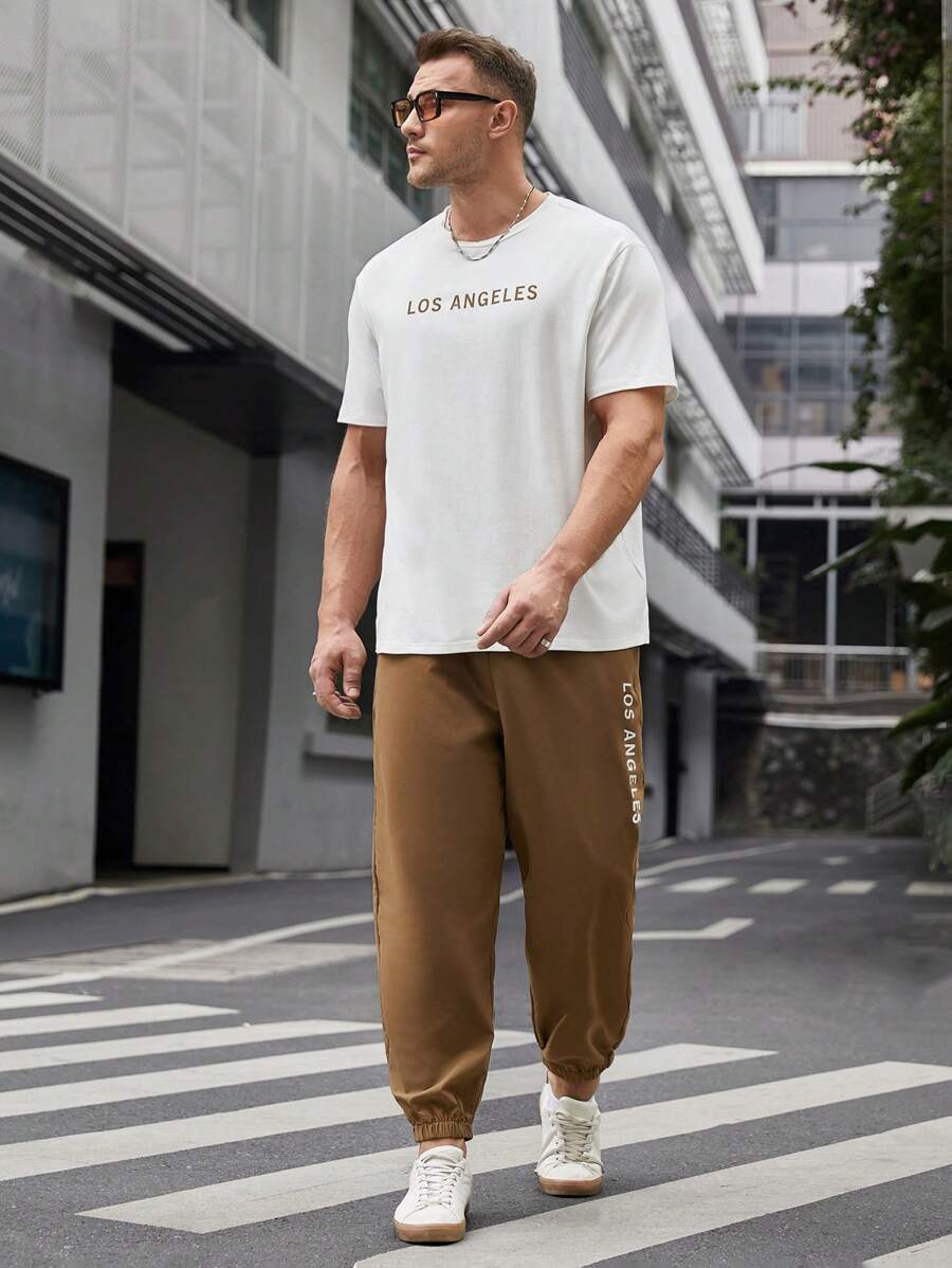 Manfinity VCAY 男士大尺碼字母印花短袖 T 卹+褲子休閒兩件套 - 卡其色 - 查看 1