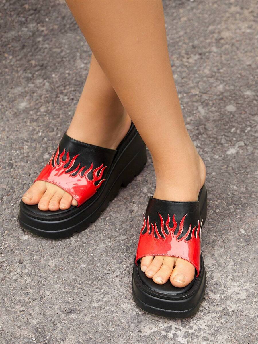 SheIn ICON Zapatillas Slipper De Plataforma Gruesa Con Patrón De Llamas Para Mujeres, Plataforma Impermeable Y Punta Abierta - Multicolor - Ver 1