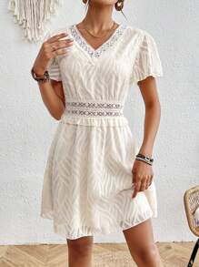 SHEIN Frenchy 女式蕾絲裝飾v領連衣裙 - 米色 - 查看 4