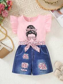 SHEIN 少女休闲街头风圆领荷叶袖上衣搭配牛仔印花连体裤，配豹纹腰带和少女肖像印花，尽显夏日假日风情