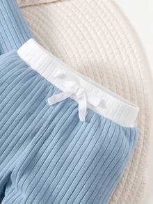 SHEIN Conjunto De Dos Piezas Ribeteado De Punto Acanalado Para Bebé Niño Con Bloques De Color - Celeste - Ver 4