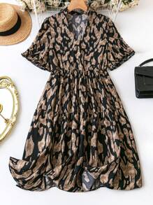 SHEIN LUNE 大码满版印花缺口领短袖连衣裙