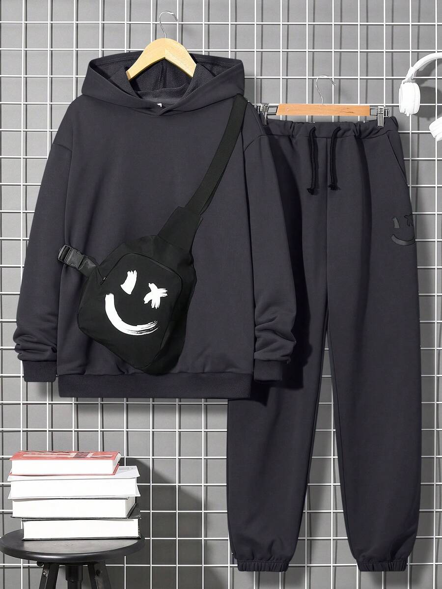 SHEIN 少年男孩休閒舒適帶帽連帽衫和運動長褲套裝及印花背包 - 灰色 - 查看 1