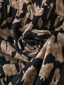 SHEIN LUNE 大码满版印花缺口领短袖连衣裙