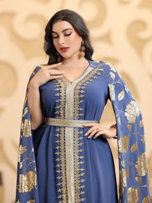 Al Najma 加大尺碼繡花連衣裙,帶有編織膠帶條紋和披肩袖 - 霧霾藍 - 查看 4