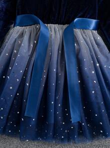 SHEIN Glamorique Kids 年轻女孩撞色网眼覆盖圆领收腰连衣裙 - 藍色 - 查看 4