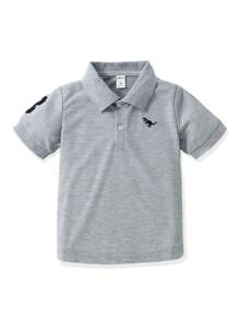 SHEIN Explorewe 男童休闲舒适短袖 Polo 领衬衫，精致恐龙刺绣，搭配纯色短裤和休闲裤，适合日常穿着、上学、旅行、聚会和节日，春夏帅气时尚。 - 灰色 - 查看 1