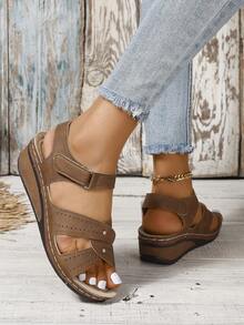 女士新式中空設計魔鬼氈涼鞋,時尚休閒舒適厚底沙灘鞋,適合旅行 - 棕色 - 查看 3