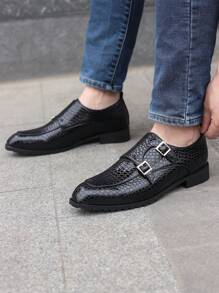 黑色鞋面,帶有卵石紋路皮革扣和低跟,男士商務正裝皮鞋,隨機織物紋理 - 黑色 - 查看 4