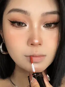 Frida Kahlo X SHEGLAM Flora 唇彩畫架持久防水唇彩不粘膩輕盈保濕唇油超持久液體唇膏促銷紅色液體唇膏 品牌 美容 化妝 化妝品 適合女性與女孩 完美搭配冬季 Y2K 時尚 流行 生日禮物 假期 派對準備就緒 最佳顏色 - Easel - 查看 2