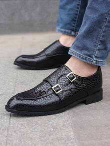 黑色鞋面,帶有卵石紋路皮革扣和低跟,男士商務正裝皮鞋,隨機織物紋理 - 黑色 - 查看 1