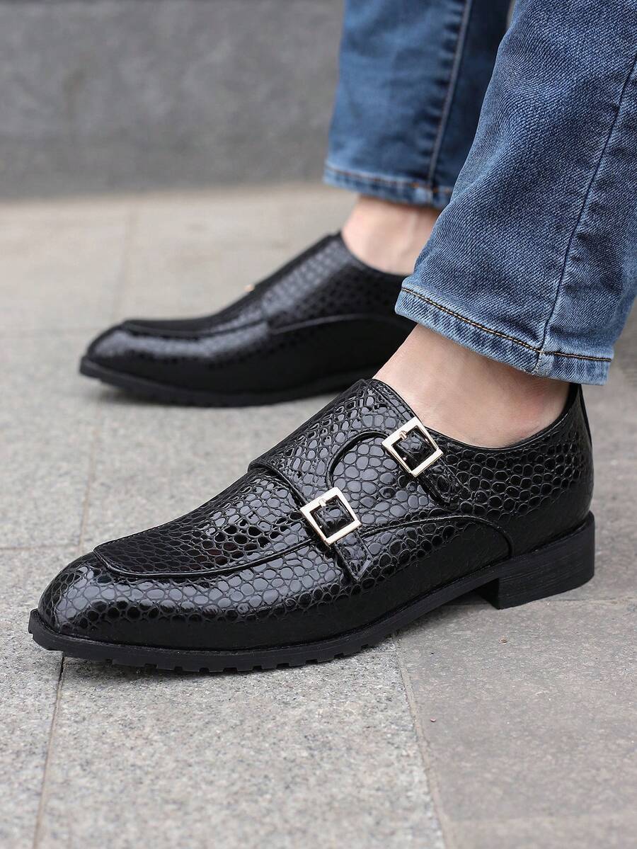 黑色鞋面,帶有卵石紋路皮革扣和低跟,男士商務正裝皮鞋,隨機織物紋理 - 黑色 - 查看 1