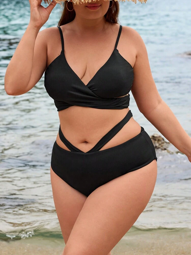 Conjunto de Maiô Bikini Plus Size com Bralette de Amarração Cruzada nas Costas e Calcinha Triângulo com Recorte