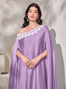 Al Najma 女用斜肩蕾絲拼接斗篷袖連身裙 - 紫色 - 查看 3