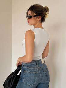 SHEIN Essnce 白色宽肩带圆领无袖背心，金属扣装饰，不对称下摆，休闲时尚风格 - 白色 - 查看 2