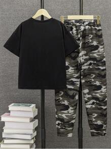 SHEIN 男孩夏季 2 件/套黑色短袖 T 恤和迷彩工裝運動褲套裝 - 黑色 - 查看 2