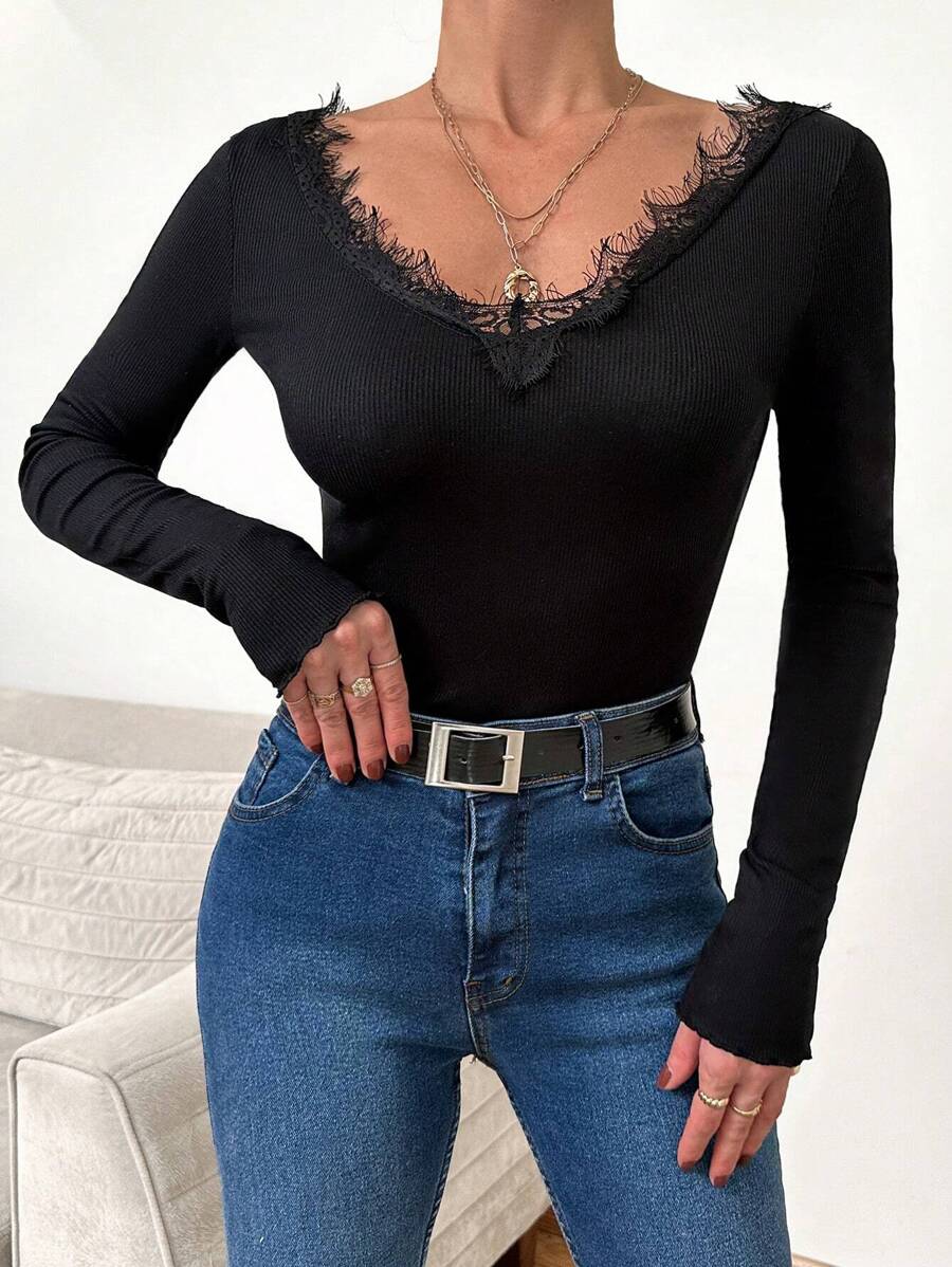 RueChic Camiseta con encaje en contraste de cuello V