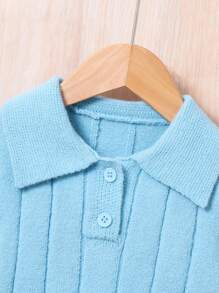 Kleine Jungen Set aus kurzärmligem Pullover und Shorts mit Polokragen
