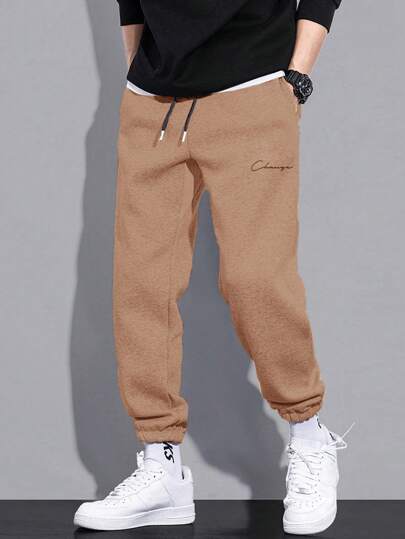 RueChic Herren Jogginghose mit Buchstaben Grafik und Tunnelzug Bund