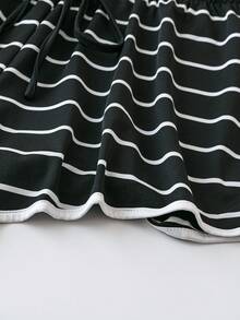 SHEIN LUNE 大尺碼女士黑白條紋短褲,曲線下擺和彈性腰帶 - 黑與白 - 查看 5