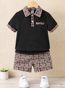 Conjunto de camisa polo y pantalones cortos con diseño geométrico y letras para niño pequeño, estilo universitario casual, apropiado para verano, vacaciones, viajes, relajación, tomar el sol - Multicolor - Ver 1