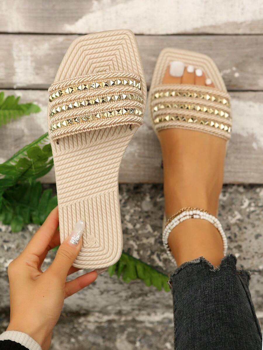 女士加大號平底拖鞋,新款時尚方頭鉚釘裝飾沙灘涼鞋,輕量鞋款 - 米色 - 查看 1