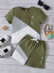 SHEIN 2入組男孩休閒拼色字母印花短袖t恤和短褲 - 軍綠色 - 查看 1