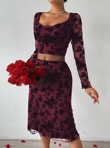 SHEIN Privé 女式毛絨花型剪裁長袖上衣和裙子套裝 - 紅色 - 查看 5