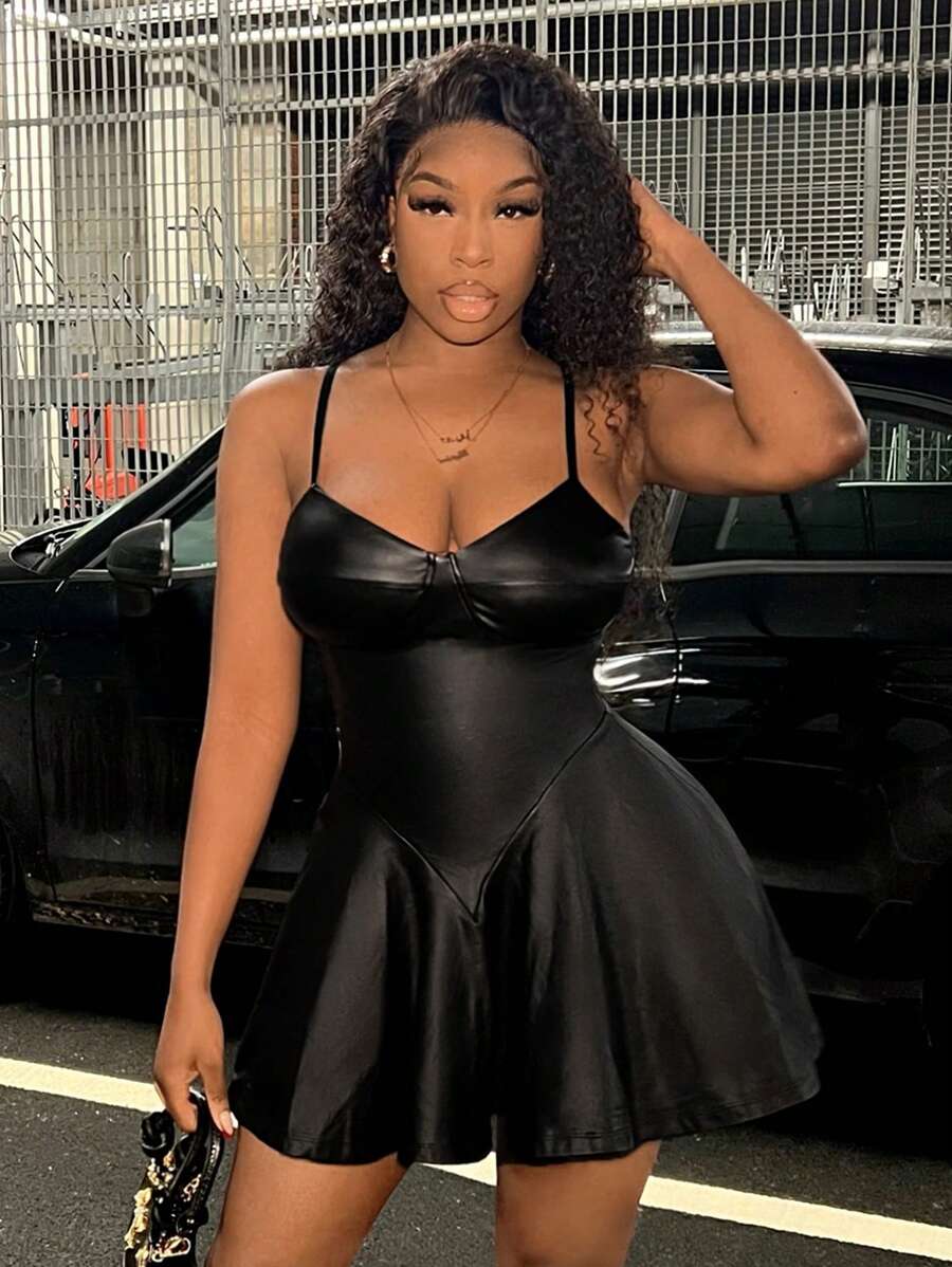 Slaydiva 优雅夏季音乐节系带胸罩杯形设计荷叶边下摆紧身 PU 涂层黑色女式迷你连衣裙