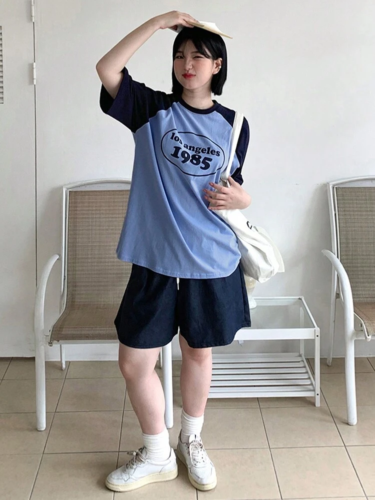 Dazy Petite Plus Camiseta de verano con letra adicional, bloque de color y mangas raglán - Azul - Ver 5