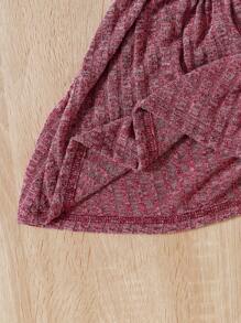 SHEIN 幼兒女孩舒適休閒羅紋紋理字母貼片長袖 T 恤和褲子套裝 - 紅木色 - 查看 4