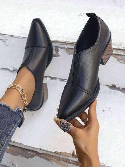 大码女士复古黑色高跟尖头粗跟鞋，适合春秋季休闲穿着，优雅