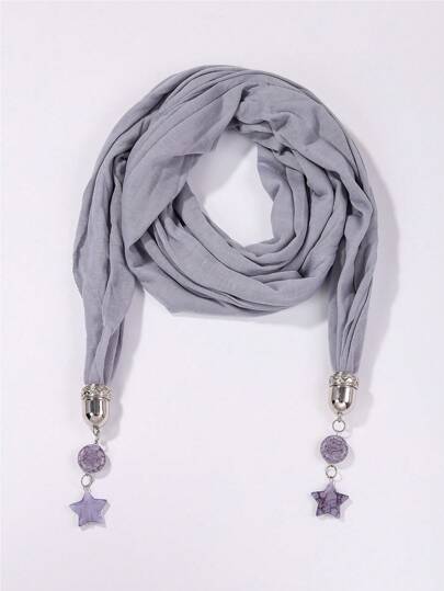 وشاح نسائي مزين بحلية نجمة وأقراط دائرية معدنية