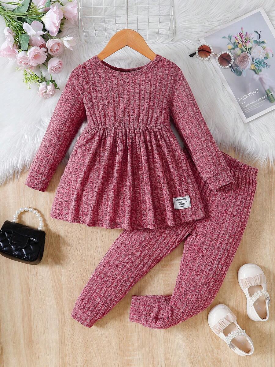 SHEIN 幼兒女孩舒適休閒羅紋紋理字母貼片長袖 T 恤和褲子套裝 - 紅木色 - 查看 1