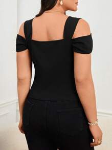 SHEIN Privé Große Größen Elegantes schwarzes T-Shirt mit Cut Out Schultern und schmaler Passform, geeignet für romantische Dating, Abendessen oder einfache Fahrten zur Arbeit