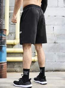 Manfinity Fitness 男友风男士运动短裤，带字母和龙印花慢跑短裤 - 黑色 - 查看 2