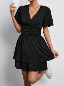 SHEIN Privé 女款 V 領荷葉邊短袖百褶連身裙 - 黑色 - 查看 3