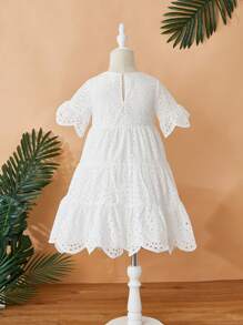 SHEIN Nhỏ bé Cô gái Lỏng lẻo phù hợp Giải trí Thêu Ngắn tay Váy chữ A Với Vòng cổ - trắng - Xem 2