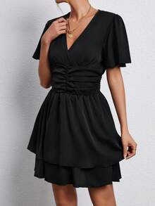 SHEIN Privé 女款 V 領荷葉邊短袖百褶連身裙 - 黑色 - 查看 5