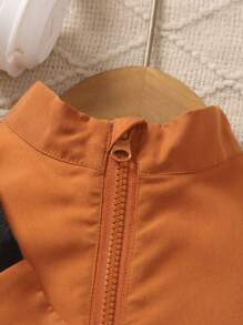 男孩休閒三件套,包括圓領短袖t恤、立領背心、拉鍊夾克和有彈性的袖口褲子 - 咖啡棕 - 查看 6