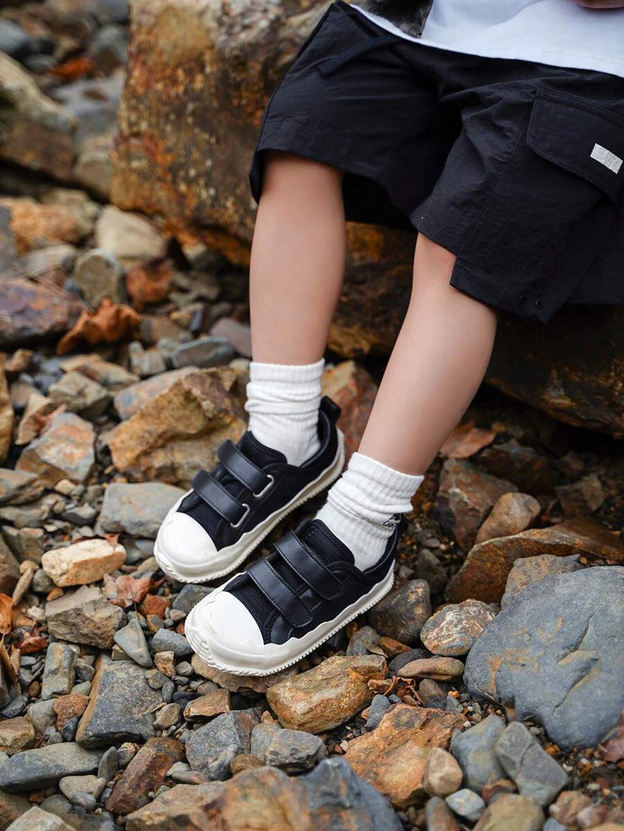Fashionable Wave Edge Striped Mesh Sneakers With Double Hook And Loops - Black - View 1