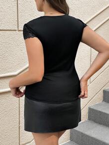 SHEIN Clasi 大尺碼女款扇形底邊蕾絲拼接 T 卹 - 黑色 - 查看 2